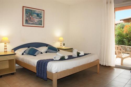 1 double bed, 2 twin beds