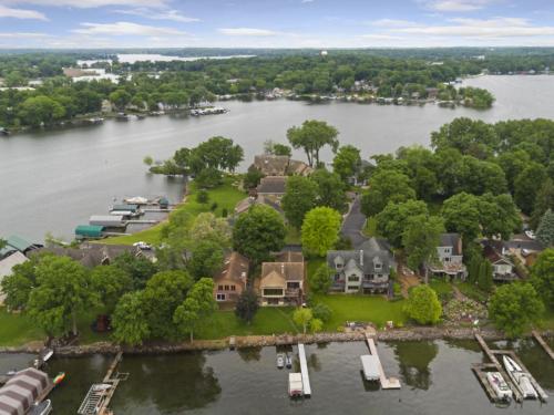 Lakefront Luxury in Mound, USA