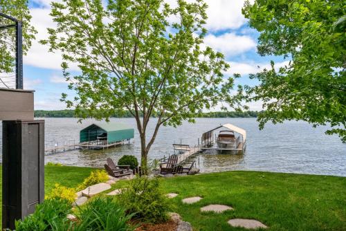 Lakefront Luxury in Mound, USA