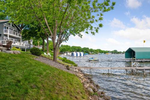 Lakefront Luxury in Mound, USA