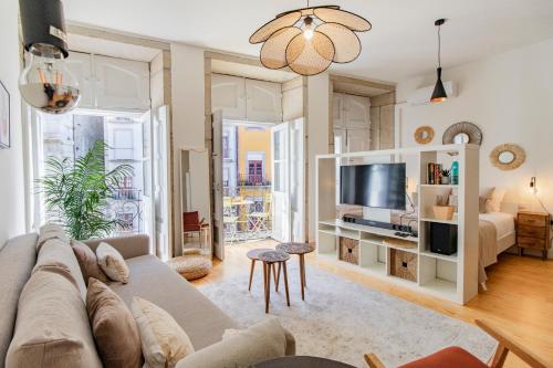 Virtudes Flat w/ AC & Balcony by LovelyStay, Порту