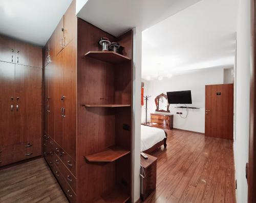 Rino's Apartment, Тирана (фото 4)