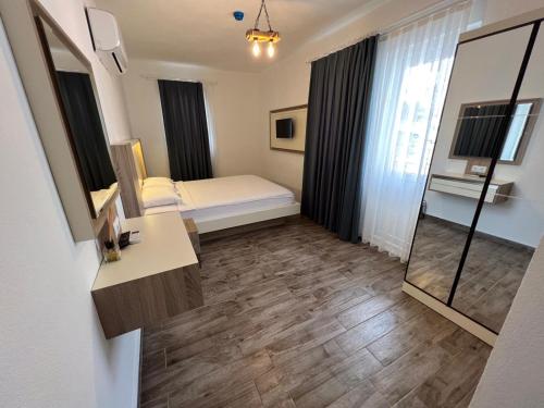 Double Room with Balcony image 6