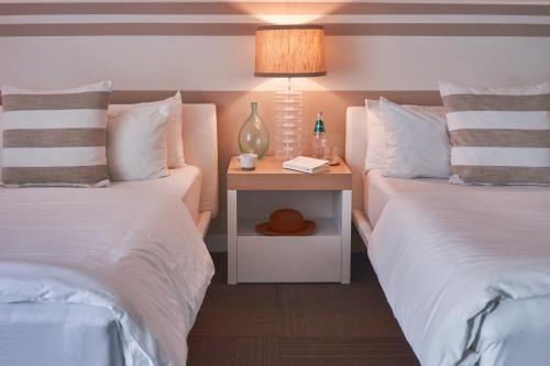 Double Room with Two Double Beds and Partial Ocean View image 8