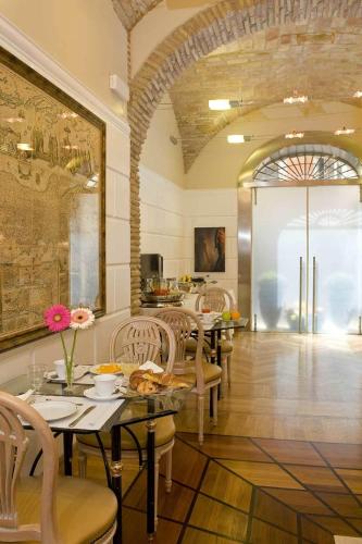 ห้องอาหาร, โรงแรมดูกา ดัลบา ชาโต เอ โฮเต็ล คอลเลคชั่น (Hotel Duca d'Alba - Chateaux et Hotels Collection) near โคลีเซียม