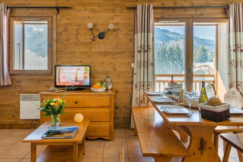 Lagrange Vacances Les Fermes de Samoens Lagrange Prestige Les Fermes De Samoens is conveniently located in the popular Samoens area. Featuring a complete list of amenities, guests will find their stay at the property a comfortable one. Fami
