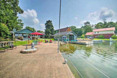 Hot Springs Hideaway on Lake with Kayaks and Dock!