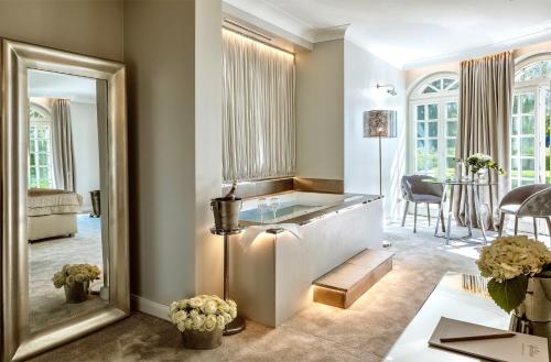 Villa Contessa - Luxury Spa Hotels Room Type - Suite with Spa Bath