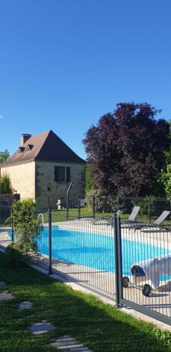 Gite au Roc de Bourzac Avec Piscine Privée - Location saisonnière - Bayac