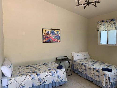 1 king bed, 2 twin beds