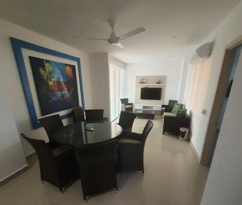 ห้องส่วนกลางสำหรับนั่งเล่น/ดูทีวี, Hermoso apartamento con piscina frente al mar - Primera Ensenada in โกเวนัส