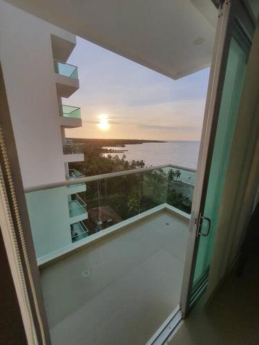 Hermoso apartamento con piscina frente al mar