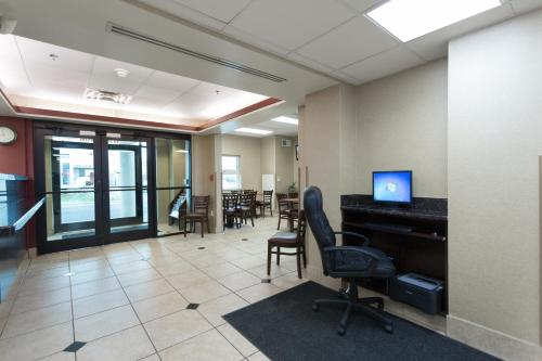Travelodge by Wyndham Romulus Detroit Airport - image 7