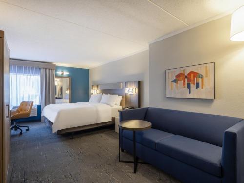 Holiday Inn Express & Suites Greensboro - (I-40 @ Wendover)