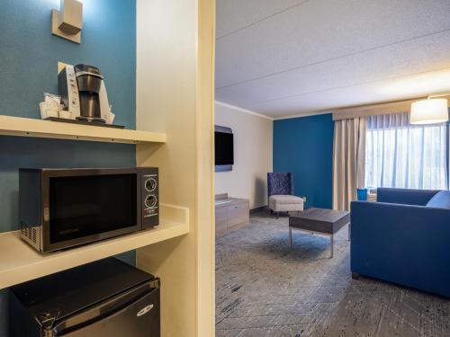 Holiday Inn Express & Suites Greensboro - (I-40 @ Wendover)