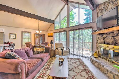 Beautiful Home with Mountain-View Deck and Smart TV in Warm Springs, USA