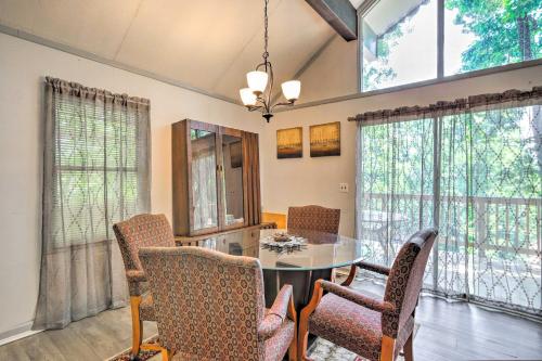 Beautiful Home with Mountain-View Deck and Smart TV in Warm Springs, USA