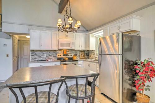 Beautiful Home with Mountain-View Deck and Smart TV in Warm Springs, USA