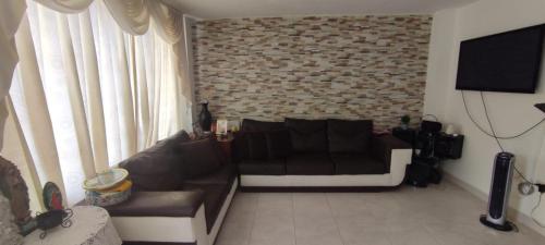 Casa Amoblada de 2 Niveles en Corales Pereira