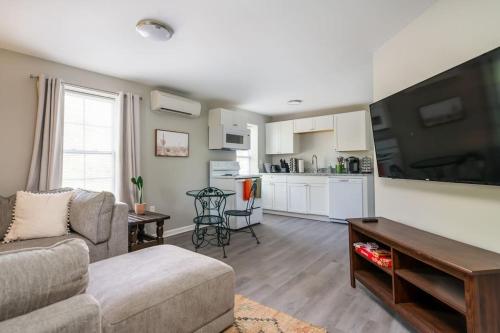 Plush 1 bed APT near Five Points! Bring your pets! in Columbia, USA