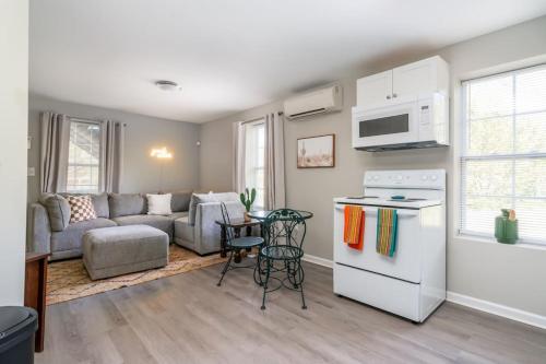 Plush 1 bed APT near Five Points! Bring your pets!