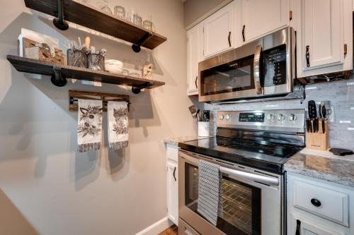 1 Mi to Silver Dollar City Branson West Condo in Branson West, USA