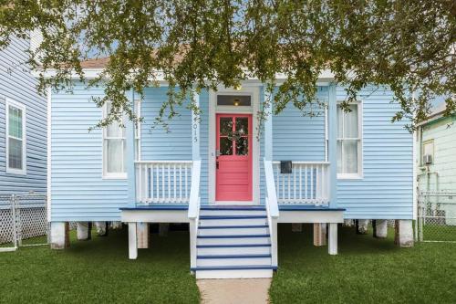 Cozy sea breeze bungalow - 2 mins to the beach in Galveston, USA
