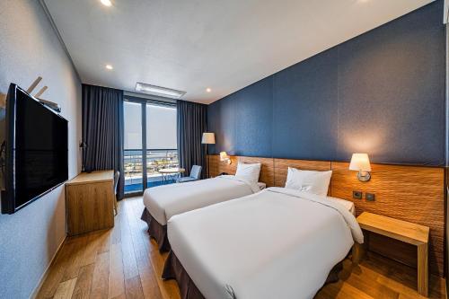 Deluxe Twin Room with Sea View