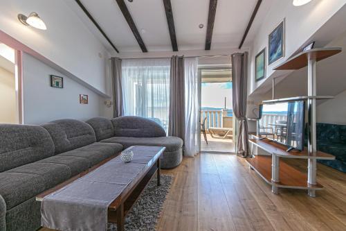 Apartments by the sea Pisak, Omis - 7520 in 米美沙