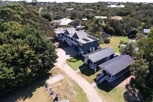Exterior view, Hamptons In Rye Blue Cottage 3 Mins from Hot Springs! in Rye