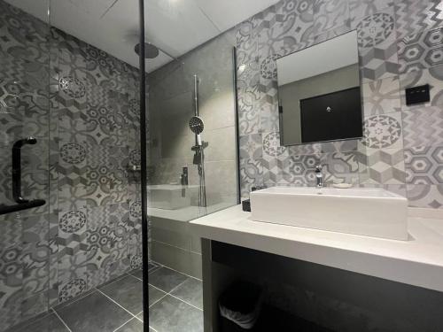 Bathroom, ALL IN Hotel in Kangar