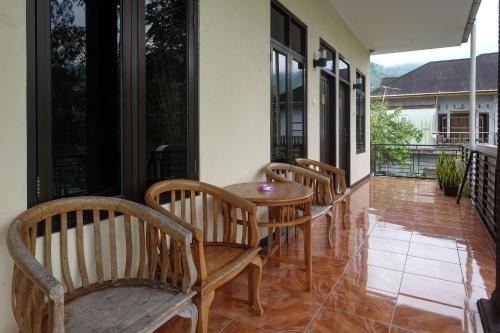 Balcony/terrace, RedDoorz Syariah near Gardu Pandang Dieng in Serang