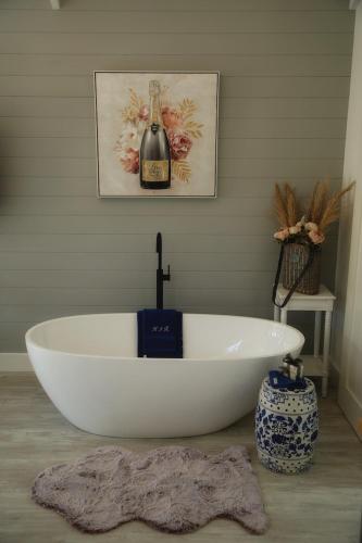 Facilities, Hamptons In Rye Blue Cottage 3 Mins from Hot Springs! in Rye