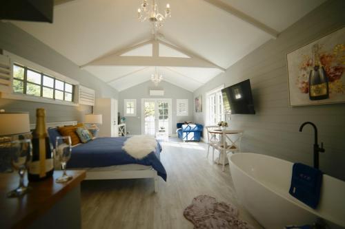 Facilities, Hamptons In Rye Blue Cottage 3 Mins from Hot Springs! in Rye
