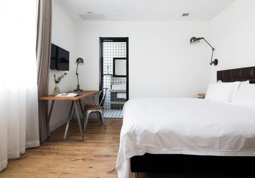 Yi Stack Hotel Room Type - Superior King Room