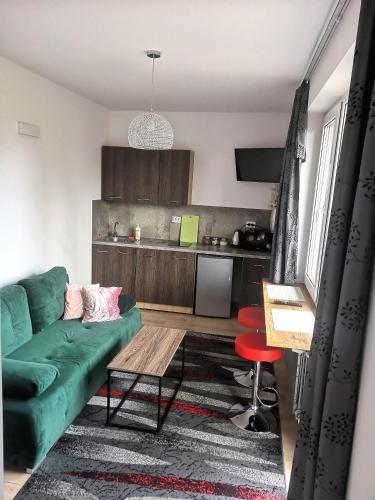 1 queen bed, 1 sofa bed