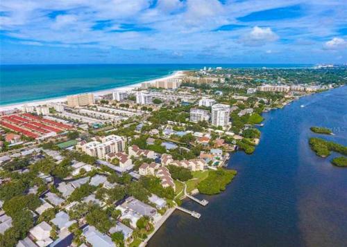 Charming Two Bedroom Condo With Pool View Siesta Key Bay Oaks in Siesta Key, USA