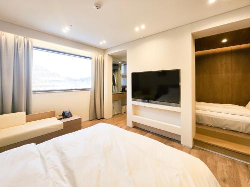 Double or Twin Room with Mountain View