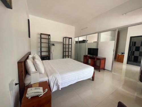 1 king bed, 1 sofa bed