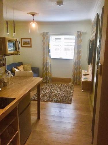 HENWICK HOUSE Beautiful flat,Private parking, short walk to town