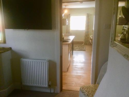 HENWICK HOUSE Beautiful flat,Private parking, short walk to town