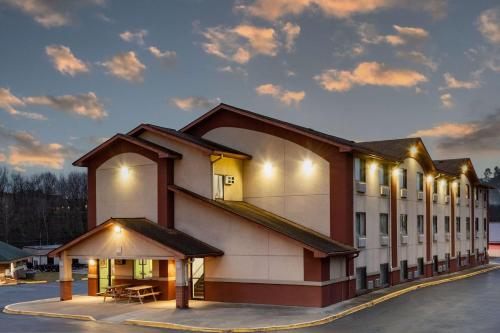 Super 8 by Wyndham Waynesburg - Newly Renovated