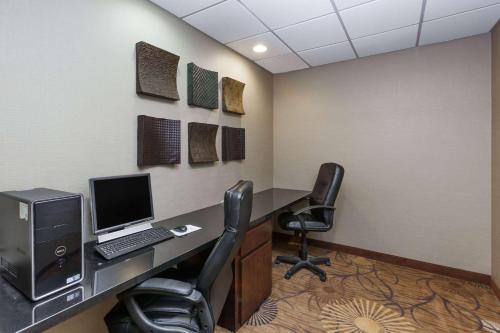 Super 8 by Wyndham Atoka - image 9