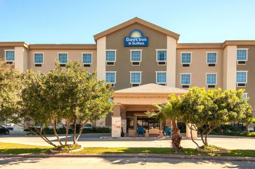 Days Inn & Suites by Wyndham San Antonio near AT&T Center