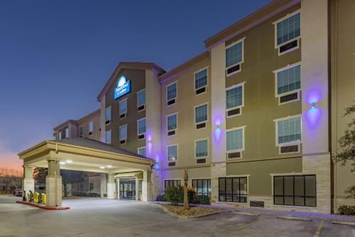 Days Inn & Suites by Wyndham San Antonio near AT&T Center