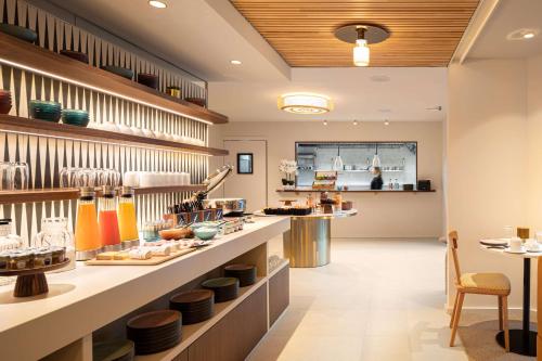 Food and beverages, Hotel Yac Paris Clichy, a member of Radisson Individuals in Clichy
