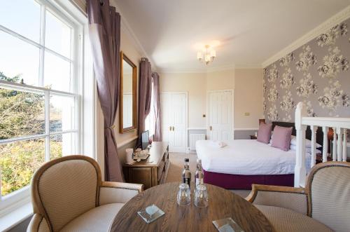 Woodlands Lodge Hotel Woodlands Lodge Hotel is conveniently located in the popular Ringwood area. Featuring a complete list of amenities, guests will find their stay at the property a comfortable one. All the necessary fac