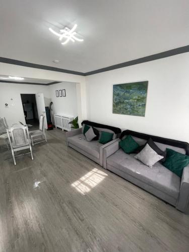 Monochrome Emerald - Apartment - Brentwood