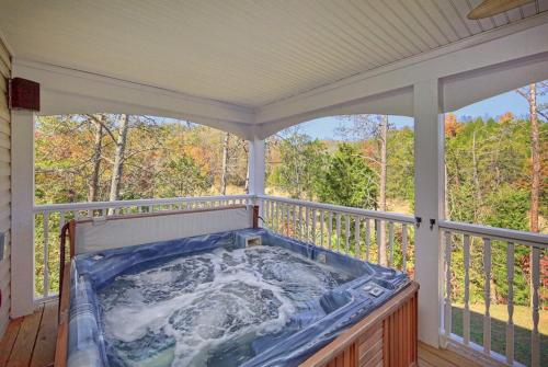 Smokie Mountain Lake House on Douglas Lake - 11 bedrooms, 6 bathrooms sleeping 30 - Lakefront, Secluded, Private, Gated, Personal Boat Dock, Hot Tub , Theater Room, Games Room, Hot Tub, Indoor & Outdoor Kitchens in Sevierville, USA