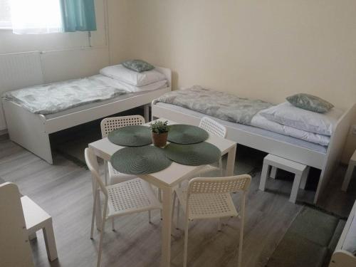 4 twin beds